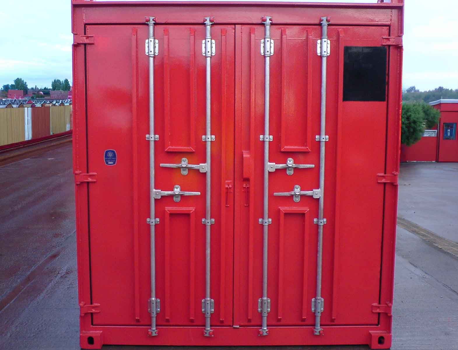 Fully welded door-locking gear on an offshore container